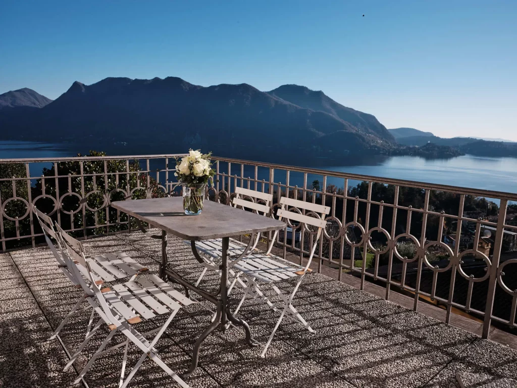 Venegoni Maison de Charme sul Lago Maggiore, appartamento Theresita ampio terrazzo con vista lago