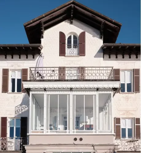 Venegoni Maison de charme sul Lago Maggiore, vista della struttura dall'esterno, immersa nel suo parco secolare. Adatta per soggiorni romantici e in famiglia.