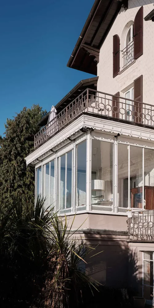 Venegoni Maison de charme sul Lago Maggiore, vista della struttura dall'esterno, immersa nel suo parco secolare. Adatta per soggiorni romantici e in famiglia.