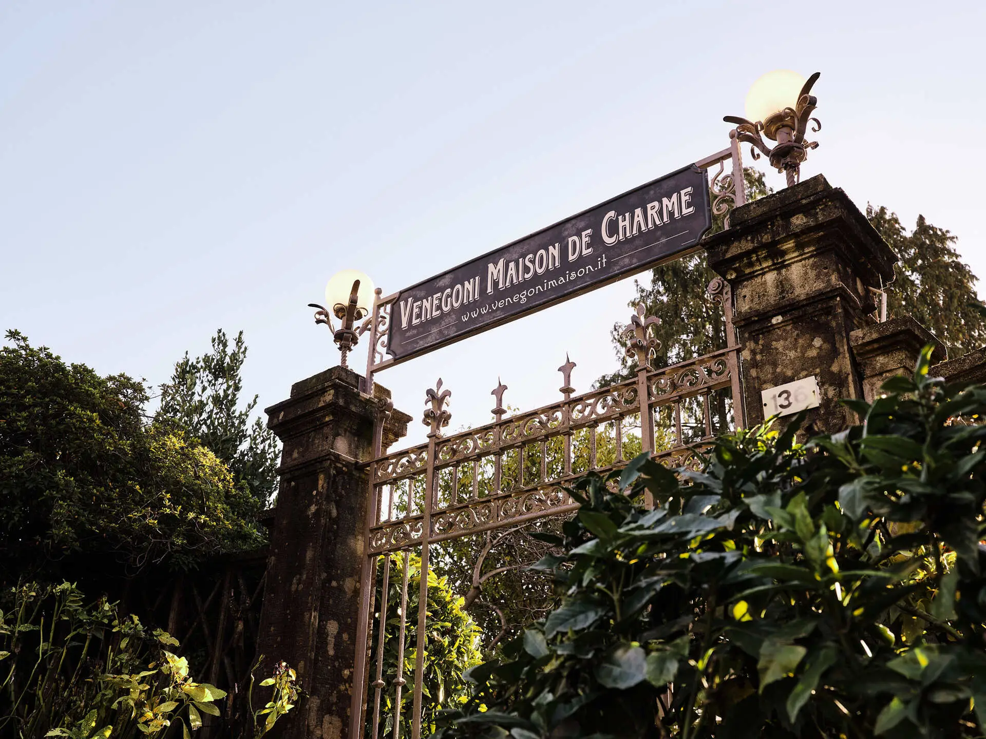 Venegoni Maison de charme sul Lago Maggiore, struttura immersa nel suo parco secolare. Adatta per soggiorni romantici e in famiglia.