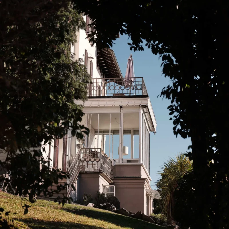 Venegoni Maison de charme sul Lago Maggiore, vista della struttura dall'esterno, immersa nel suo parco secolare. Adatta per soggiorni romantici e in famiglia.